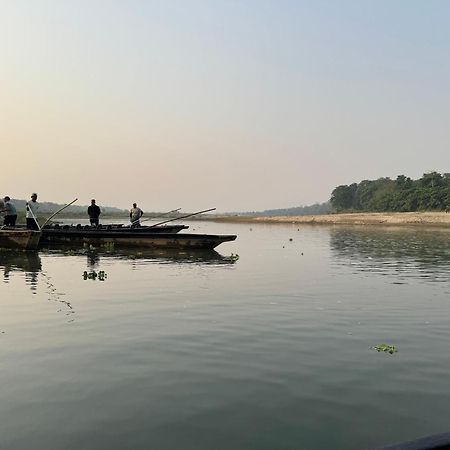 Wild Horizons Guest House Sauraha Exterior photo
