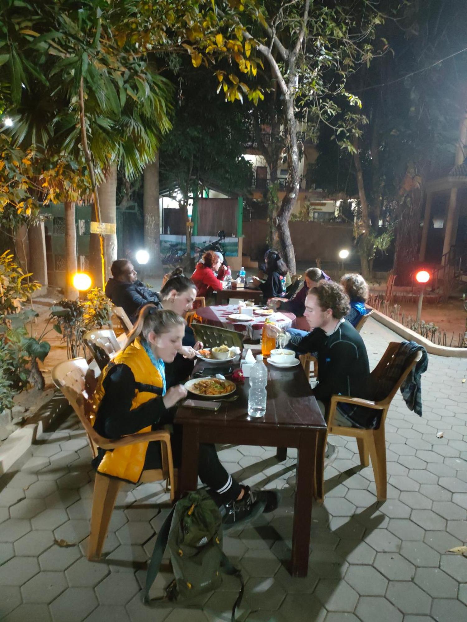 Wild Horizons Guest House Sauraha Exterior photo