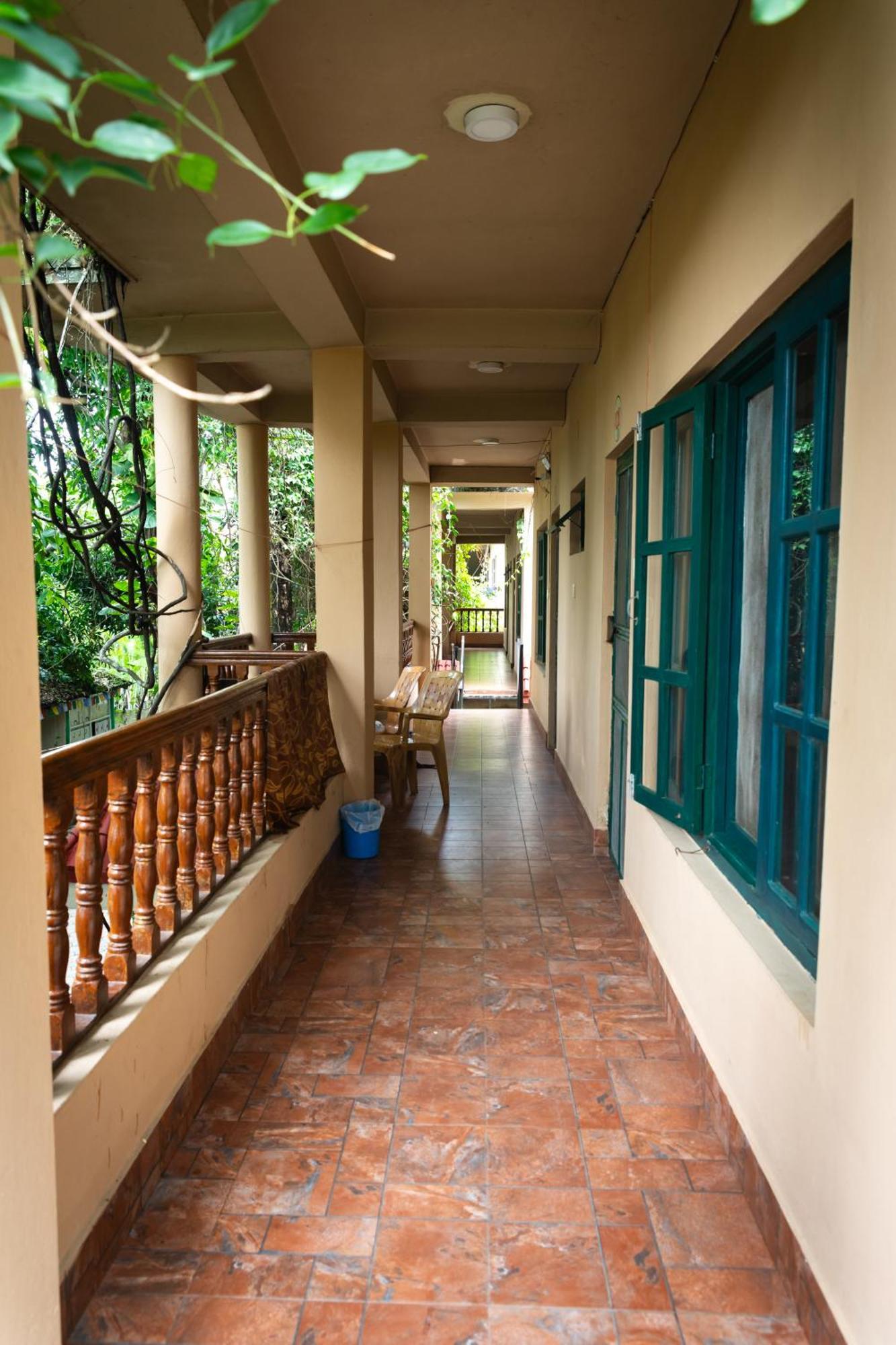 Wild Horizons Guest House Sauraha Exterior photo