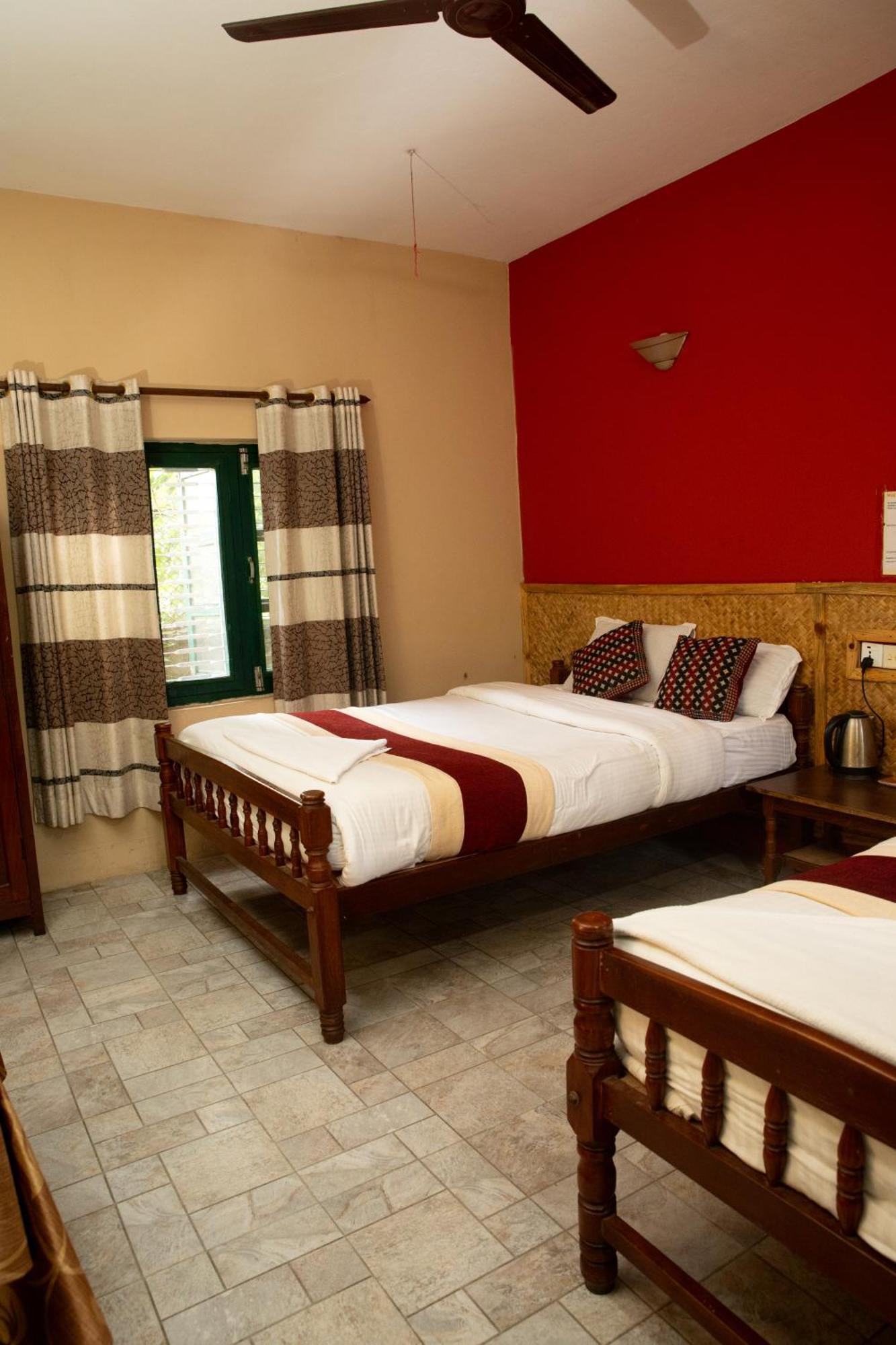 Wild Horizons Guest House Sauraha Exterior photo