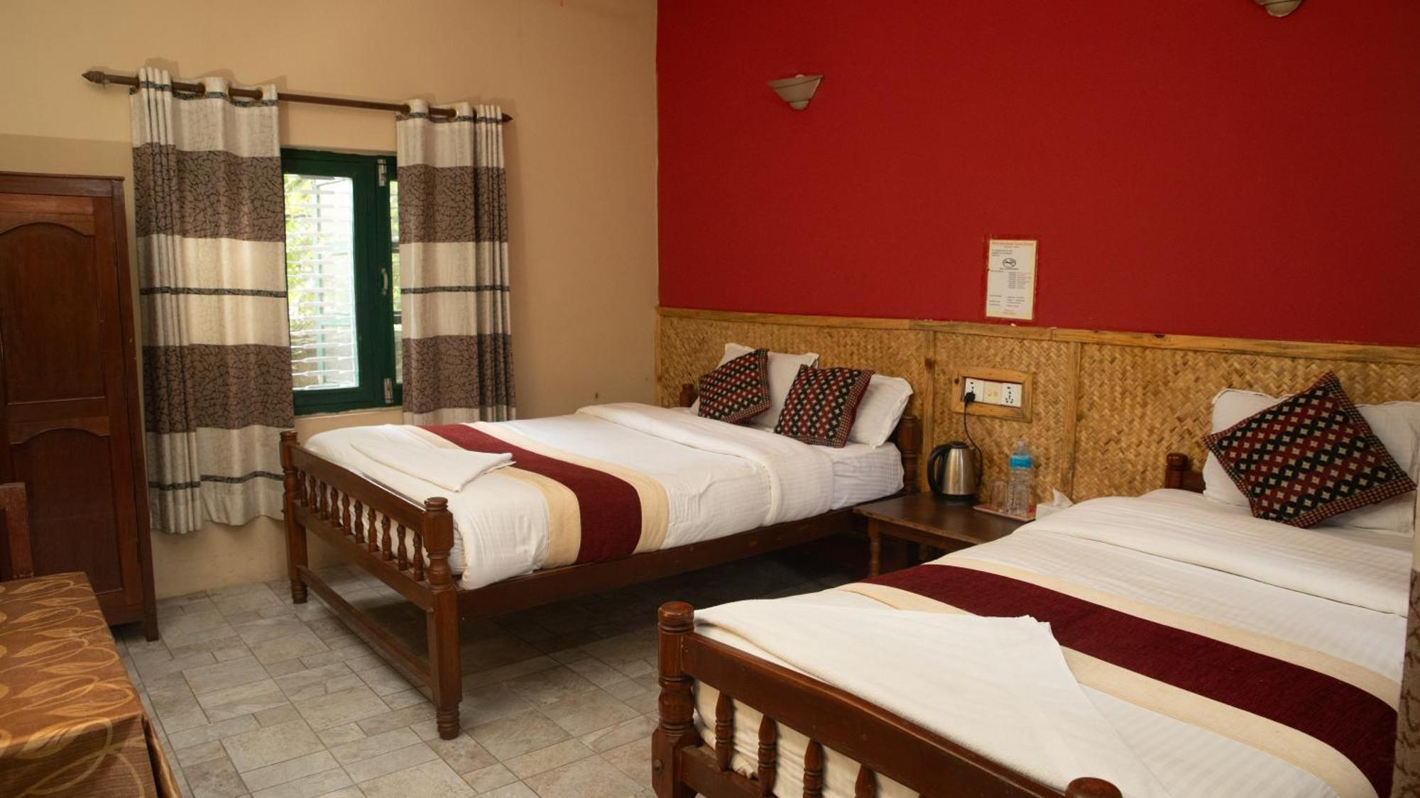Wild Horizons Guest House Sauraha Exterior photo