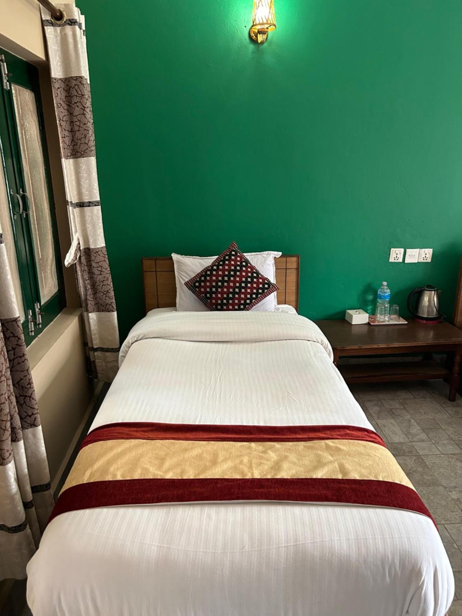 Wild Horizons Guest House Sauraha Exterior photo
