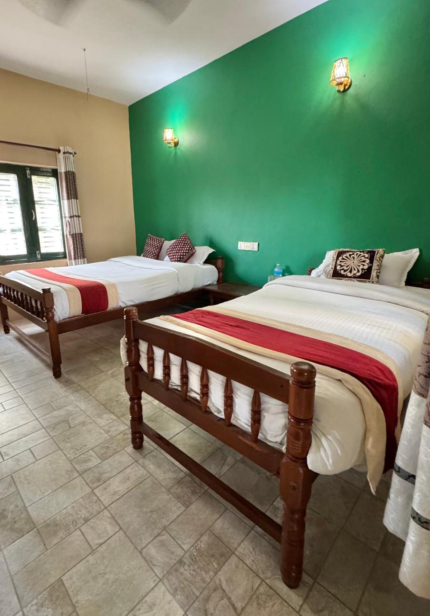 Wild Horizons Guest House Sauraha Exterior photo